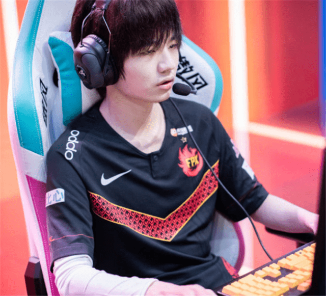 HTH,华体会 托雷斯在切尔西跑位 