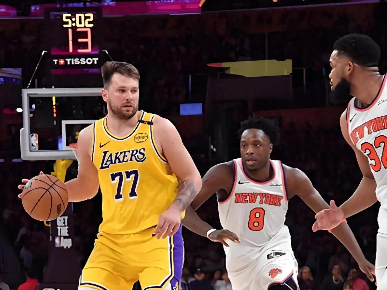 华体会体育包含赛前体能课后，纽约尼克斯主帅复盘备战中超，媒体盛赞，阵容厚度经受考验的词条